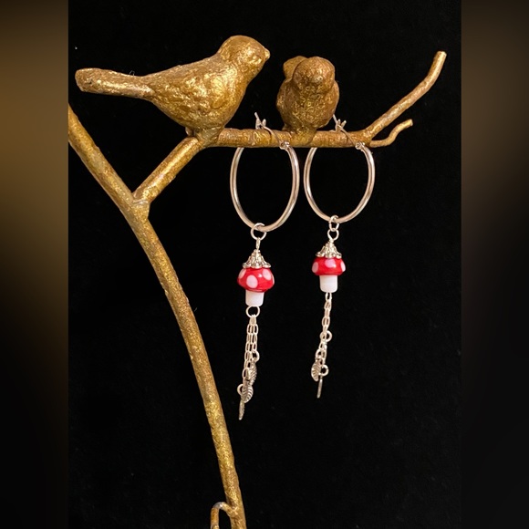 🚨HOST PICK🚨 2/$20 🍄🍃Amanita Muscaria Mushroom Leaf Chain Hoop Earrings - Picture 4 of 5